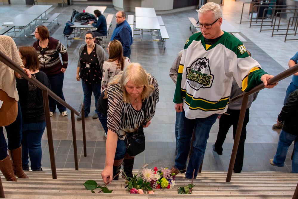 Familiares y seguidores del equipo canadiense colocan flores en memoria de los jugadores fallecidos / FOTO: AFP