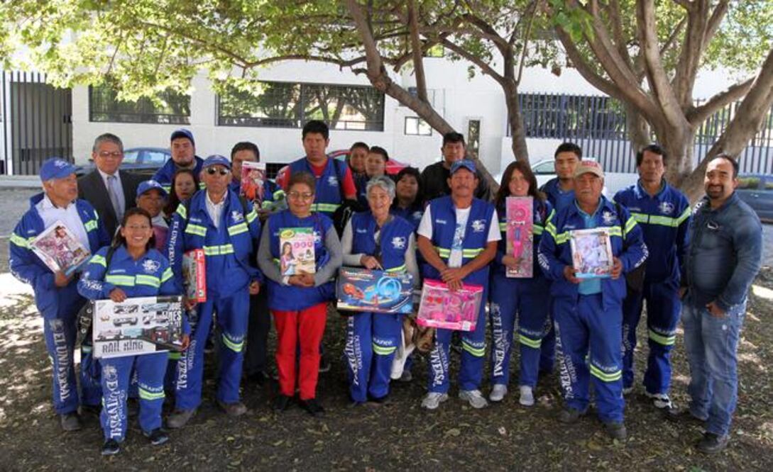 Fernando Zuñiga, gerente de Circulación de EL UNIVERSAL y El Gráfico, escuchó el sentir de los voceadores, quienes se comprometieron a trabajar día a día con entusiasmo para llevar la mejor información a los queretanos (CÉSAR GÓMEZ. EL UNIVERSAL)