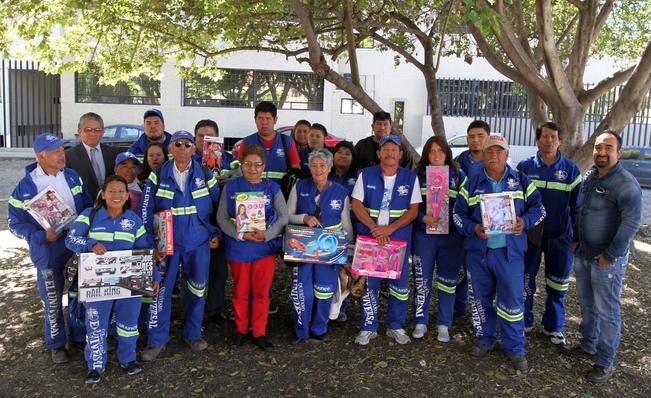 Fernando Zuñiga, gerente de Circulación de EL UNIVERSAL y El Gráfico, escuchó el sentir de los voceadores, quienes se comprometieron a trabajar día a día con entusiasmo para llevar la mejor información a los queretanos (CÉSAR GÓMEZ. EL UNIVERSAL)