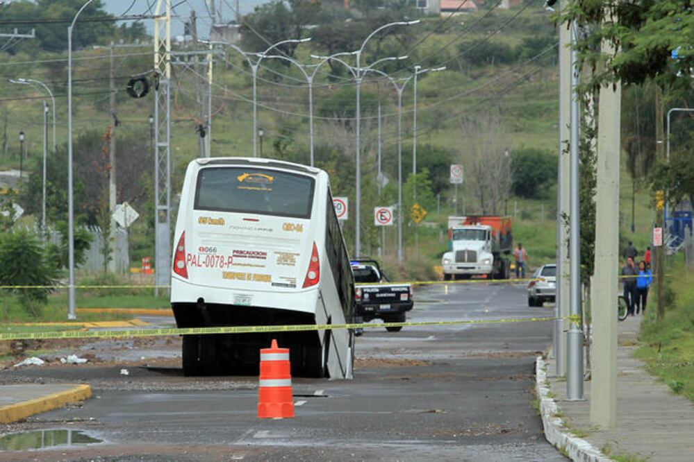 El incidente dejó un camión atorado pero el chofer y los pasajeros lograron salir; no obstante, un taxista se hundió y perdió la vida. (CÉSAR GÓMEZ. EL UNIVERSAL)