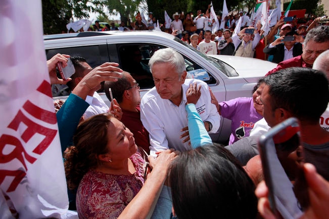 Andrés Manuel López Obrador se sorprendió de la gente que acudió a sus actos de campaña en San Juan y Cadereyta, comparó la asistencia con los eventos que ha realizado en el sur del país. (CÉSAR GÓMEZ. EL UNIVERSAL)