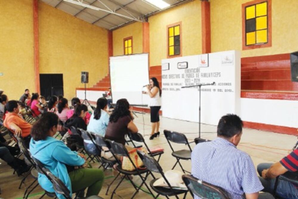 Capacitan a padres de familia 