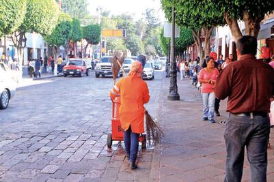 Dan equipo nuevo a personal de limpieza