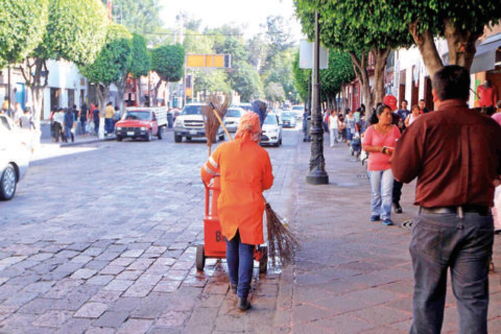 Dan equipo nuevo a personal de limpieza