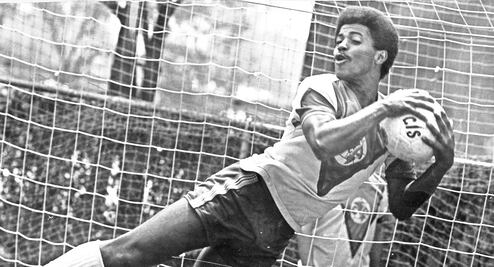 Zizinho abraza a las víctimas