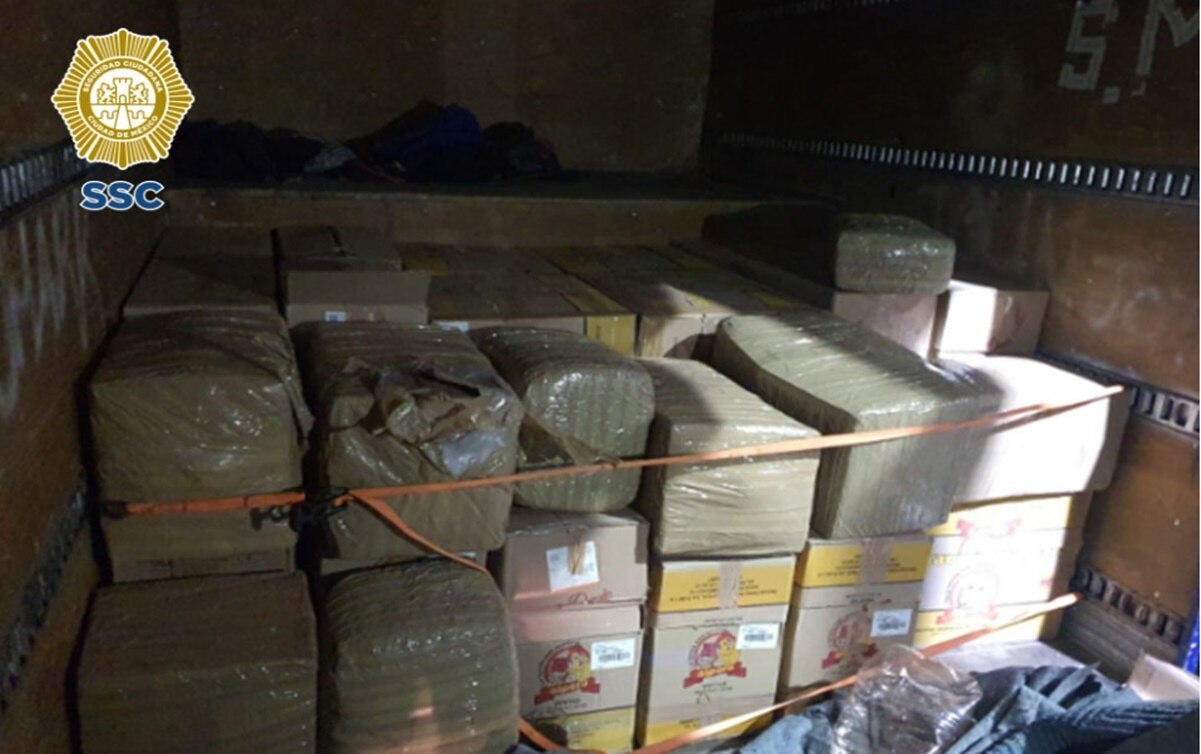 Detienen a dos sujetos que descargaban marihuana de un camión en Iztapalapa