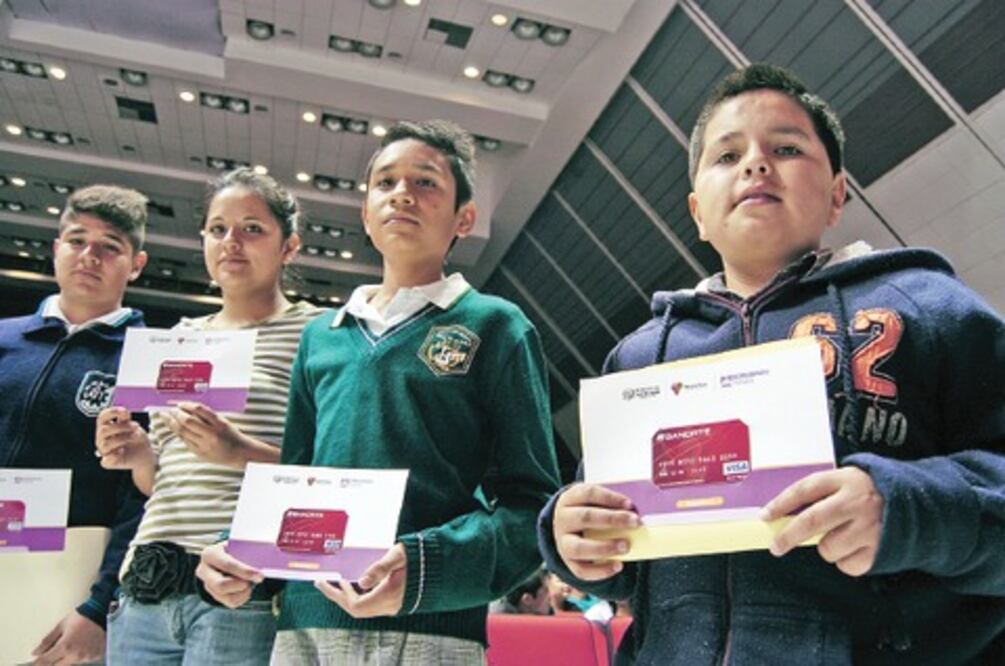 Querétaro reconoce la excelencia estudiantil 