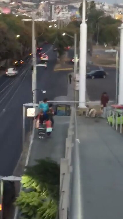 Captan momento en que joven cae de puente peatonal en Querétaro 
