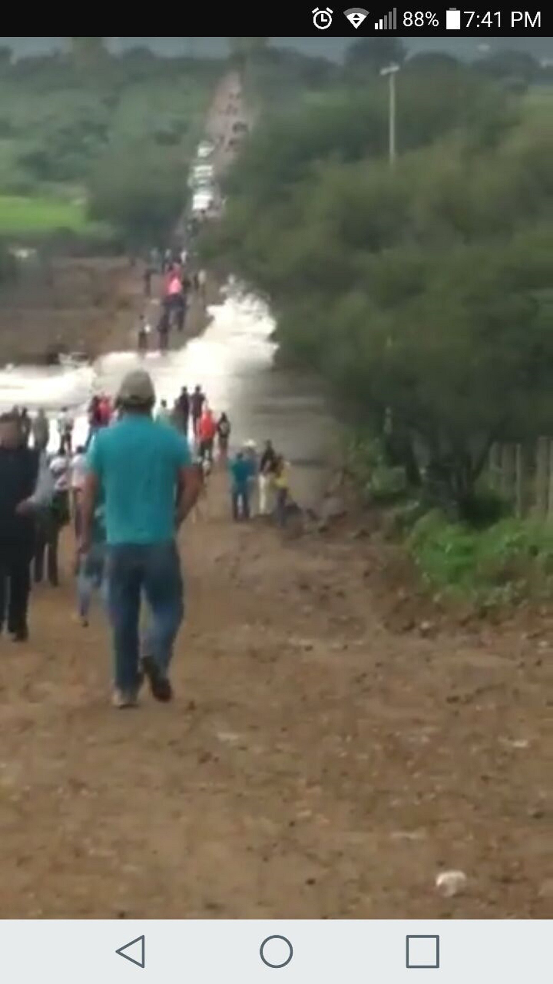 Inundado camino provisional a Santa Rosa Xajay en SJR