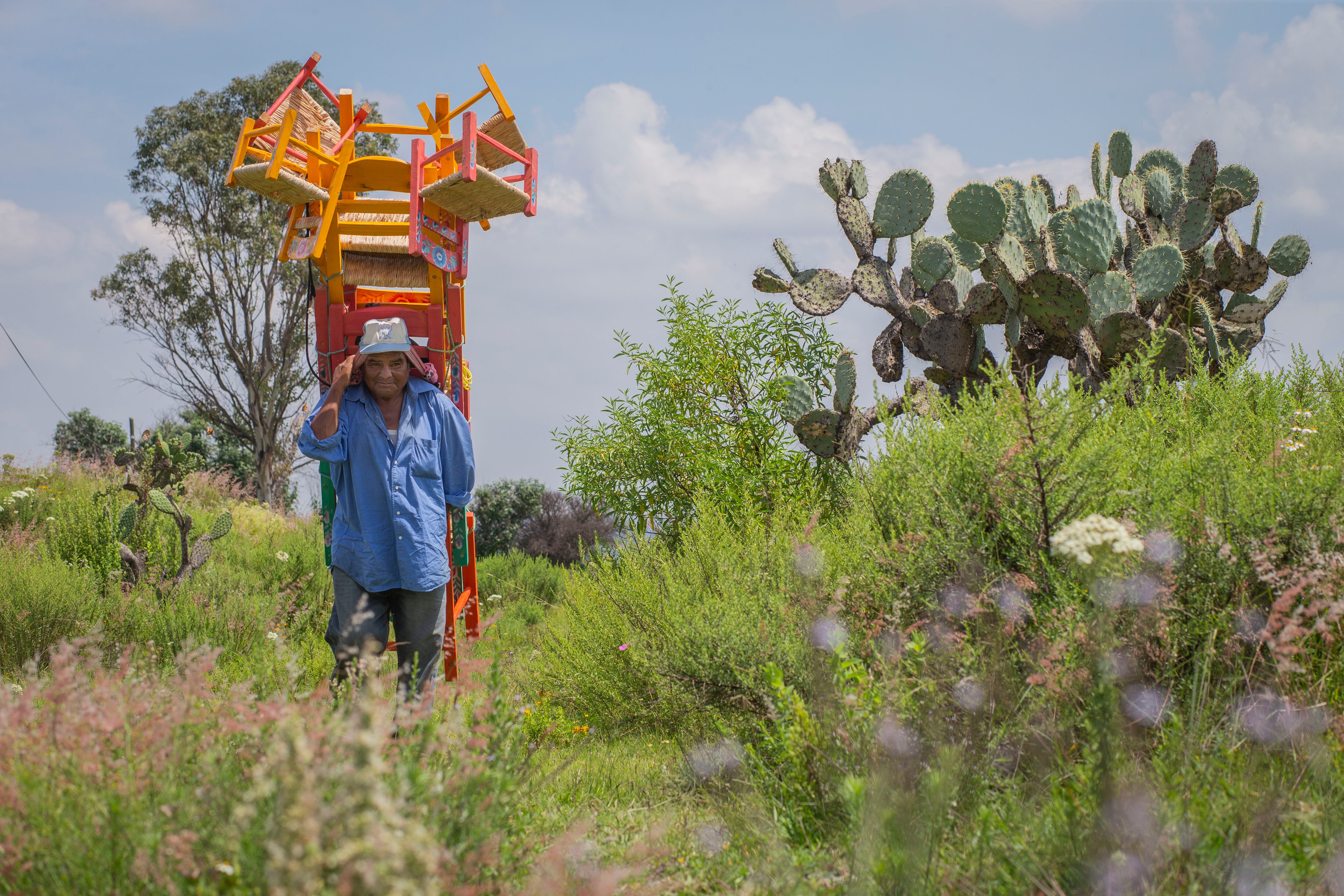 El hombre que recorre las llanuras con sus sillas
