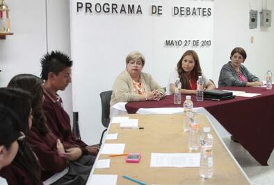 Continúan debate político entre jóvenes