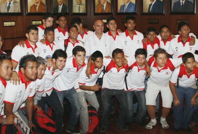 Dan uniformes a atletas sordos 