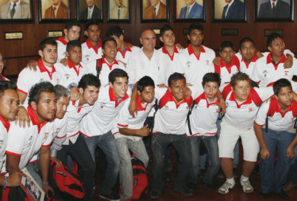 Dan uniformes a atletas sordos 