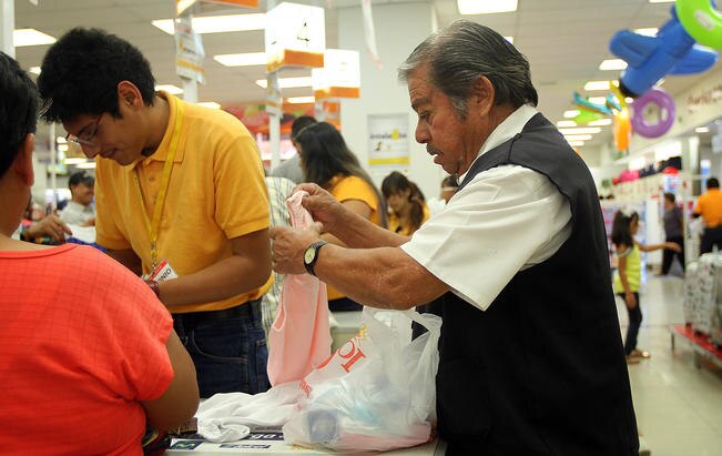 Prevén caída en ventas de bolsas de plástico