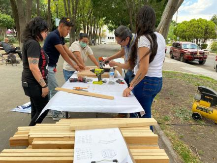 Con propaganda política, arman casitas para perros en Querétaro 