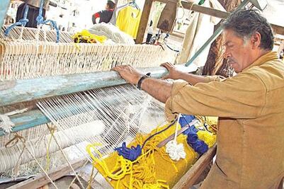 Tejen un tapete monumental