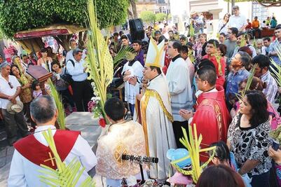 Encabeza obispo Domingo de Ramos