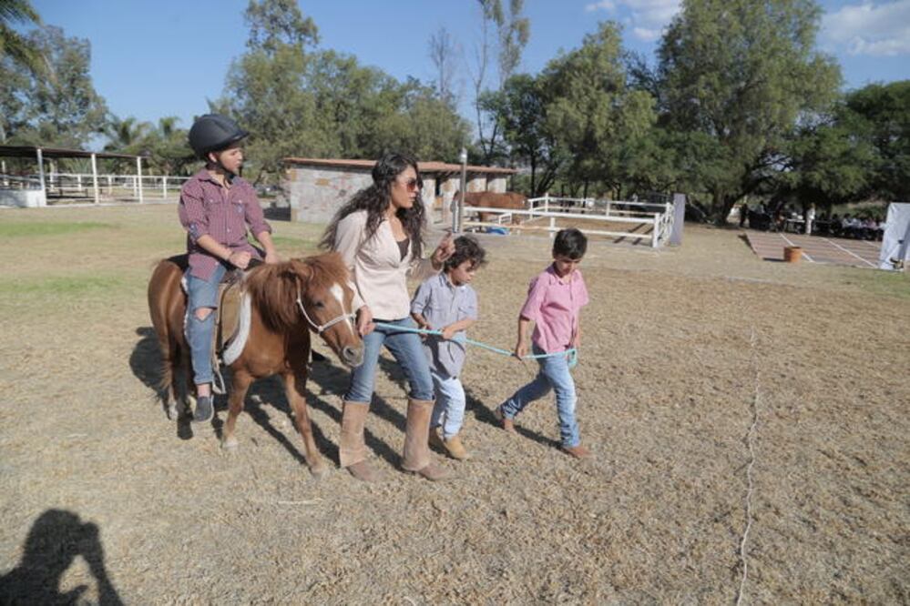 Gael Helguera, Emiliano y Santi Calleja con Georgina Pérez. (FOTOS: GONZALO IBAÑEZ. EL UNIVERSAL)