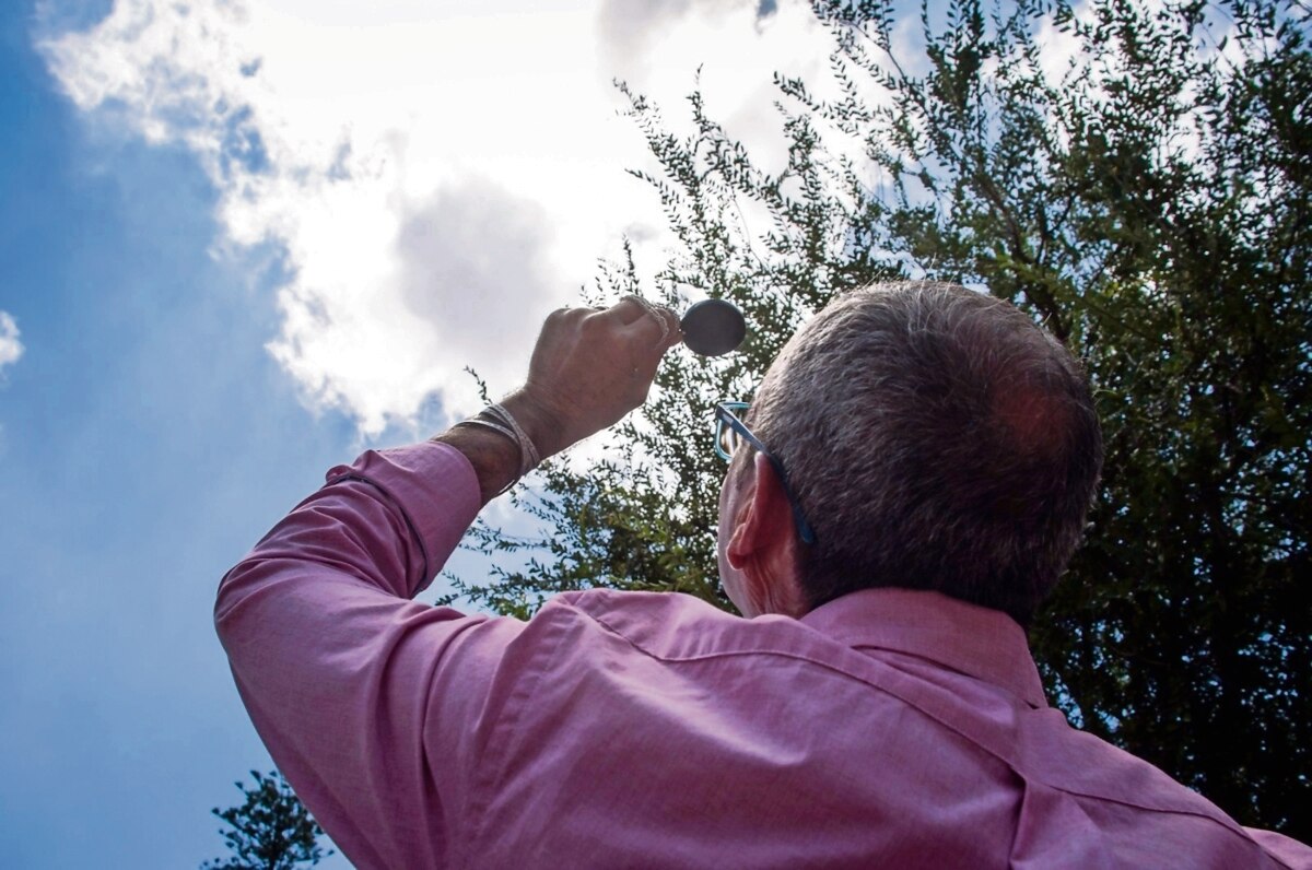 Capacitan a docentes en observación del eclipse
