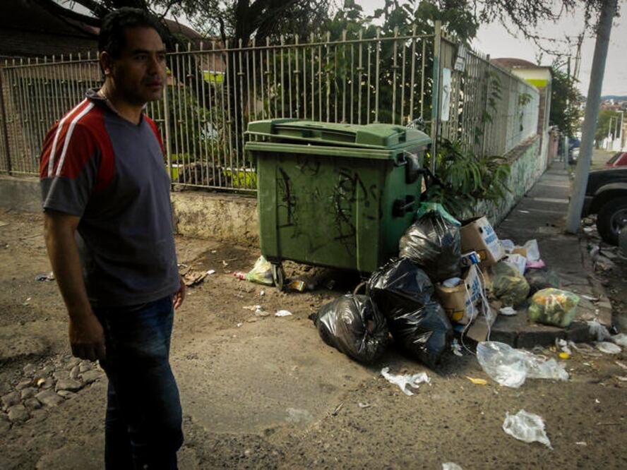 Habitantes de la calle Industria esquina Los Mendoza, afirman que con la instalación del contenedor ahora hay más basura y surgió fauna nociva, ya que todos dejan sus bolsas ahí. (FOTOS: DOMINGO VALDÉZ. EL UNIVERSAL)