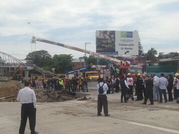 Inician labores para sacar auto que cayó en socavón en Paso Express en Cuernavaca