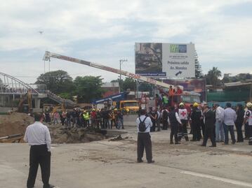 Inician labores para sacar auto que cayó en socavón en Paso Express en Cuernavaca