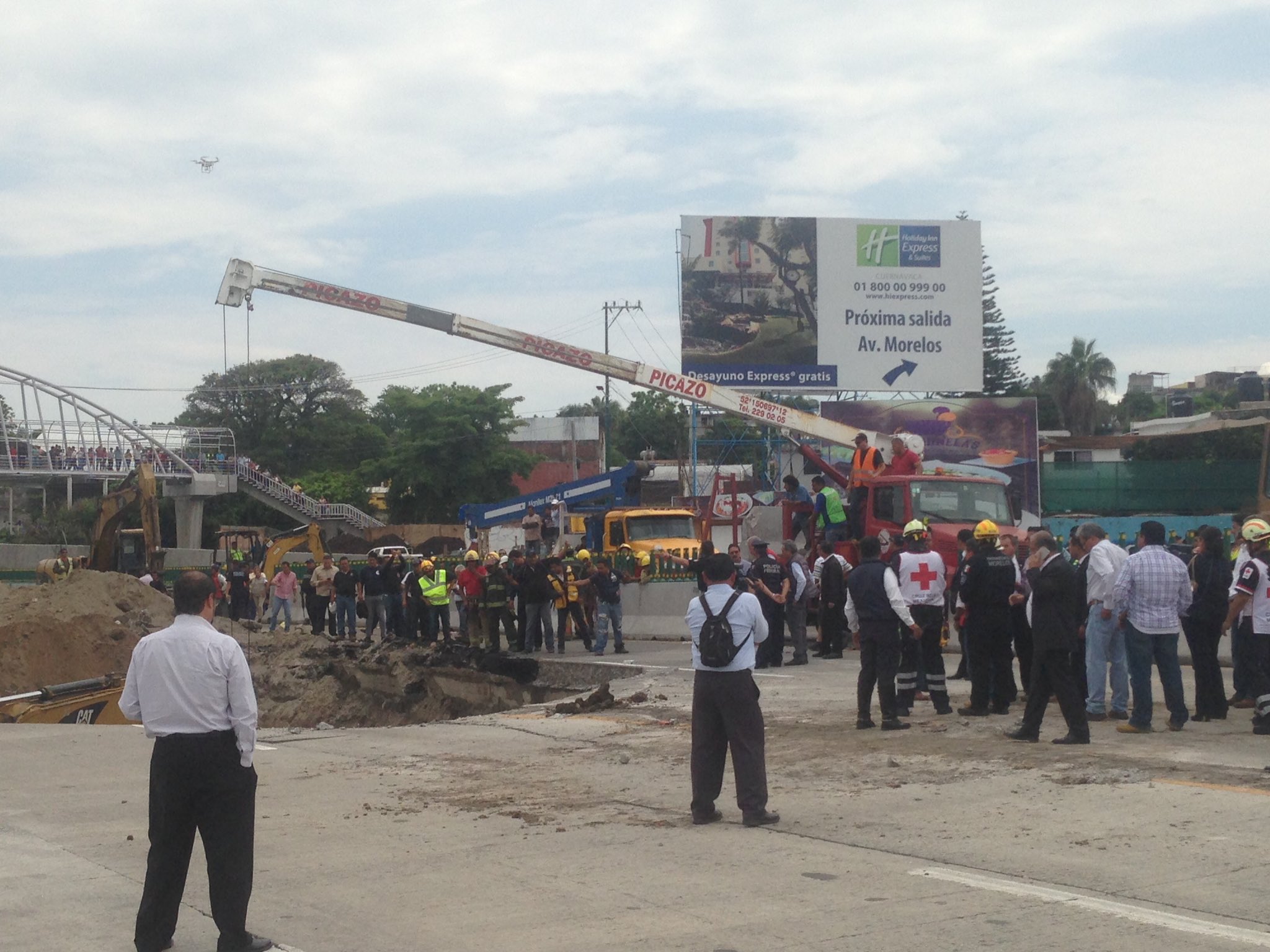 Inician labores para sacar auto que cayó en socavón en Paso Express en Cuernavaca