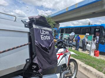 Repartidores de Uber protestan por altos cobros