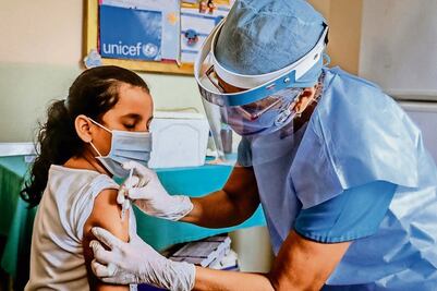 Las vacunas antiCovid no ponen en riesgo la vida de niños y adolescentes: comunidad científica