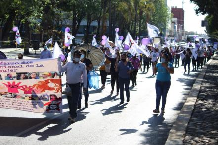#8M2021. Conductores de transporte público “avientan” camiones a mujeres que marcharon en Querétaro