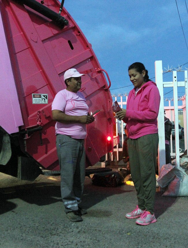 Trabajadores de limpia concientizan a las mujeres