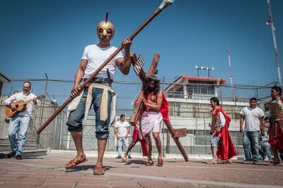 Escenifican Viacrucis en Cereso de San José el Alto
