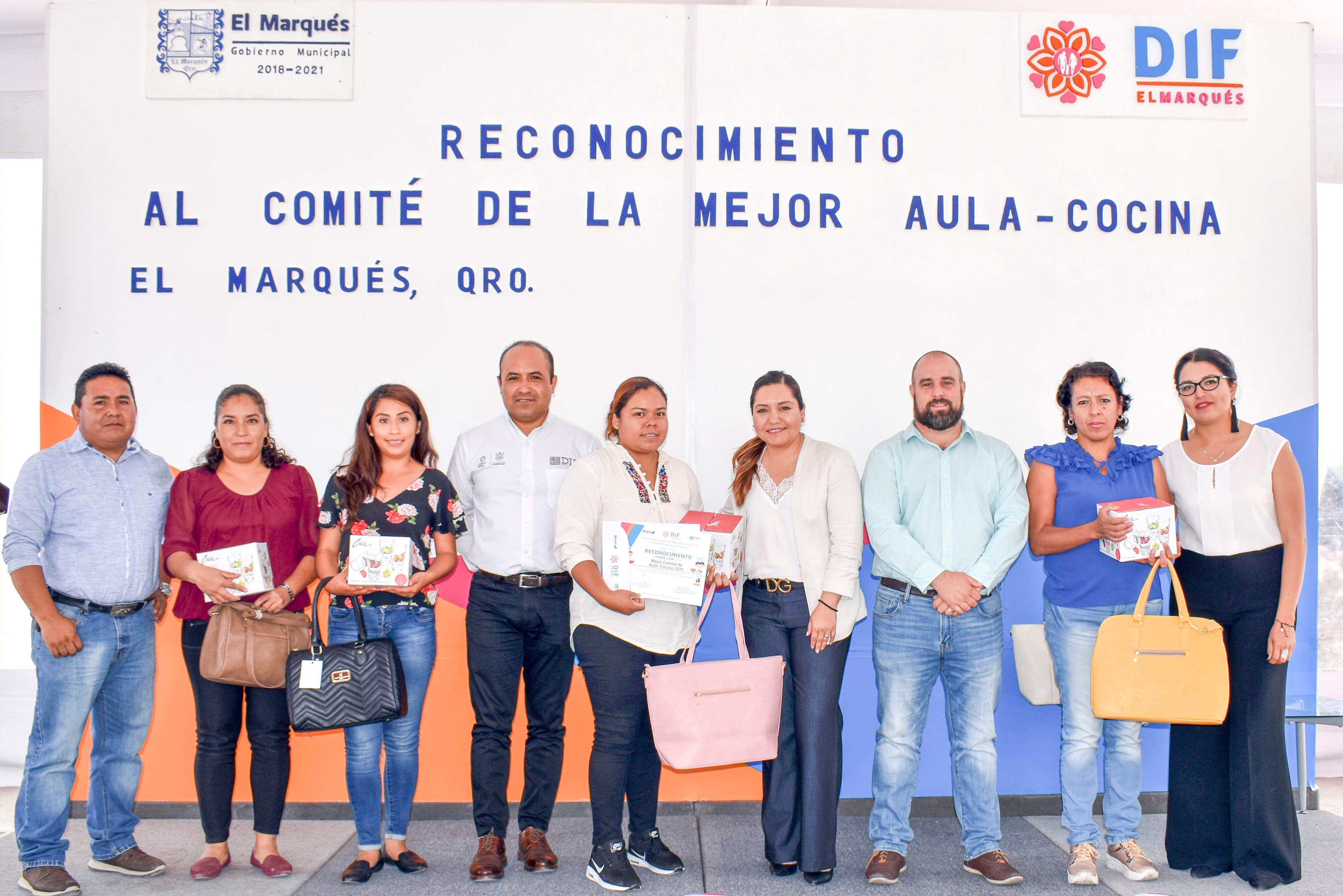 Reconoce DIF a quienes preparan los desayunos