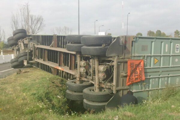 Vuelca tráiler en la 57