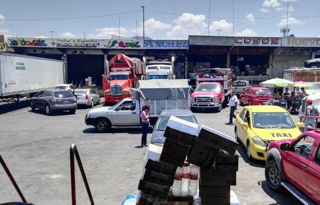 Se “arman” con jitomates contra los inspectores 