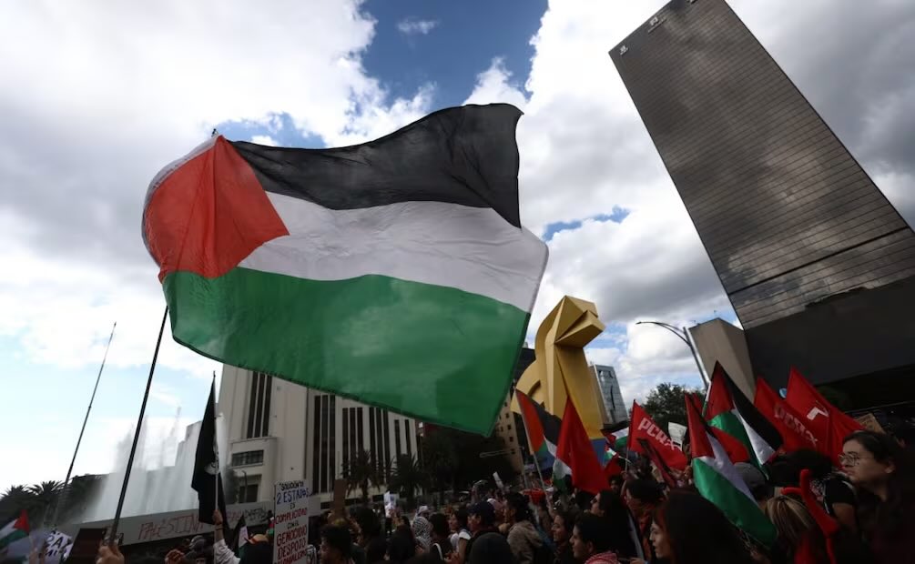 Bandera Palestina es levantada en calles de la CDMX durante marcha rumbo a la embajada de Estados Unidos (7/10/2025). Foto: Gabriel Pano / EL UNIVERSAL