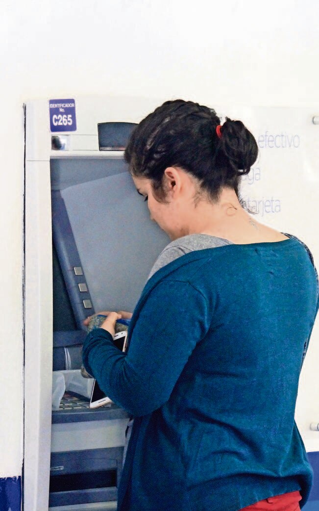 La Condusef recomienda programar las necesidades de efectivo y retirar sólo la cantidad adecuada, para no gastar de más (ARCHIVO EL UNIVERSAL)