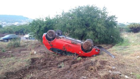 Vuelca automóvil en el Junípero Serra