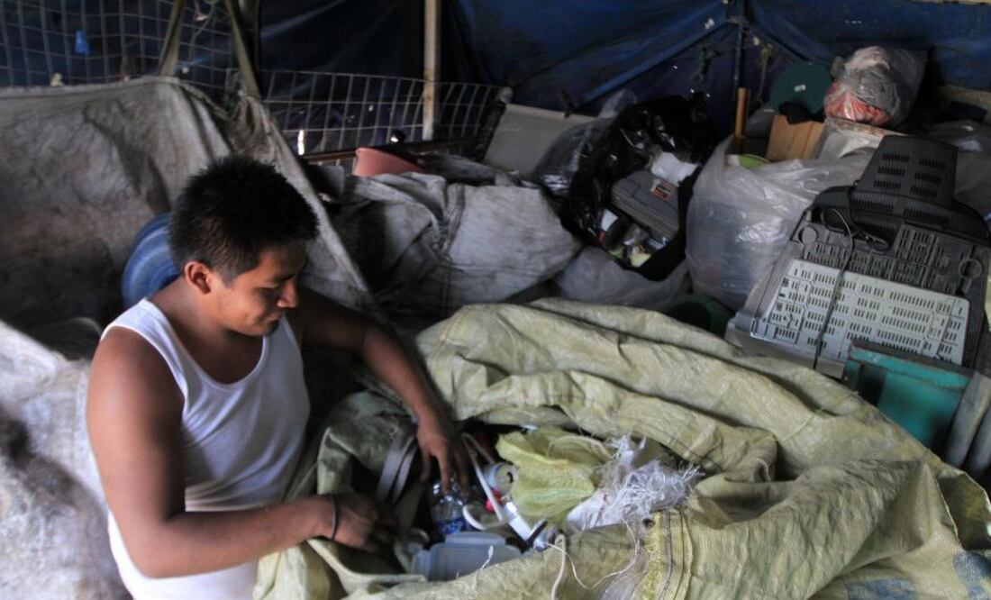 Daniel y su papá, Vicente Romero, han dedicado su vida al reciclaje de materiales y varios artículos