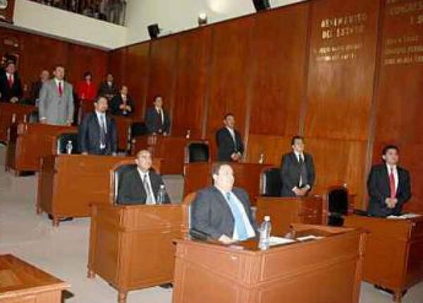 Diputados aclaran expedición de cheques