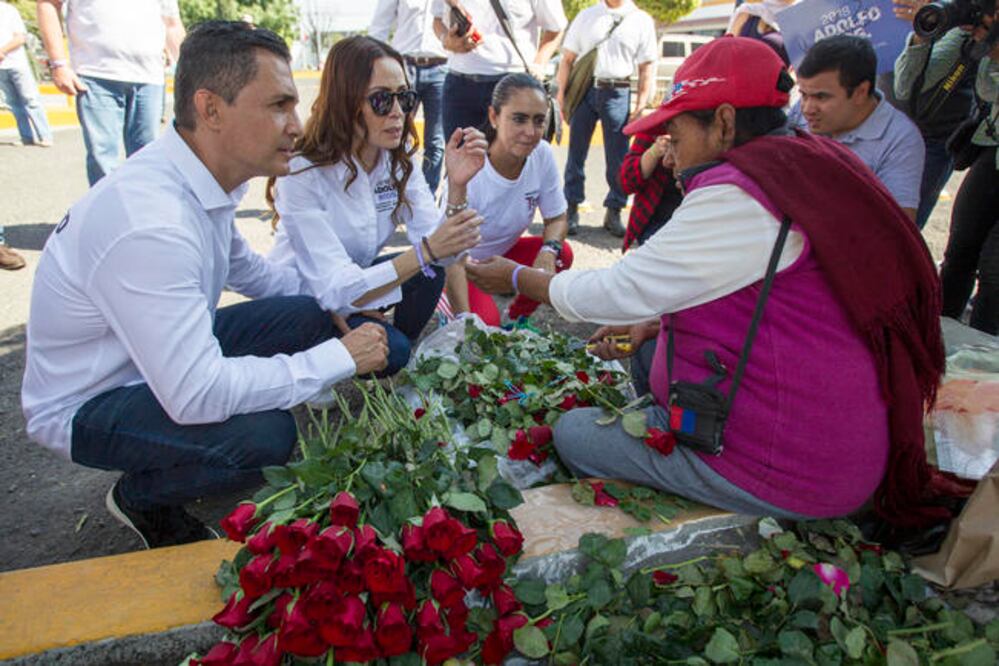 El condidato recorrió las calles de Tecnológico y Zaragoza. Escuchó inquietudes de los ciudadanos como la cuestión de la movilidad. / Foto: Demian Chávez