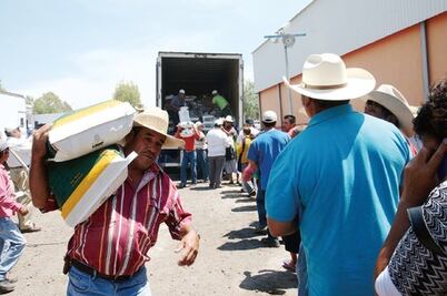  Dan apoyos por 1.3 mdp a productores 