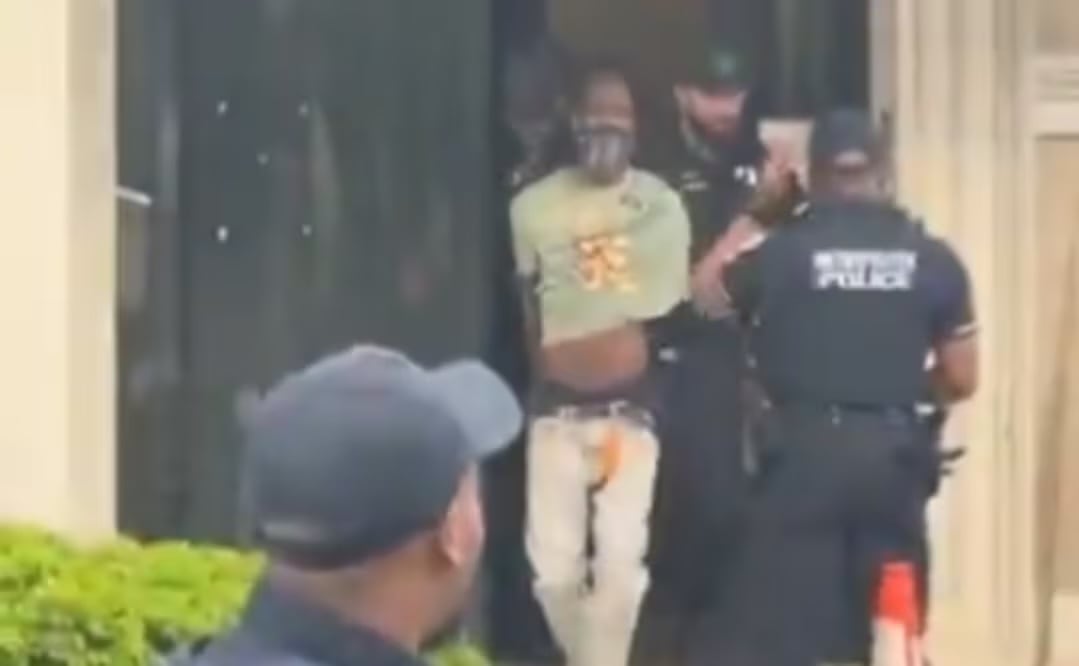 Policía saca al detenido del Instituto Cultural de México en Washington tras incidente armado sin heridos. Foto: Captura de pantalla.