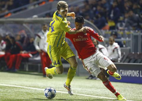 Raúl Jiménez marca doblete salvador