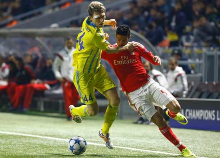 Raúl Jiménez marca doblete salvador