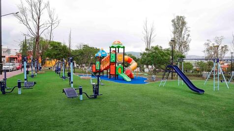 Entregan obras del Parque Atenas