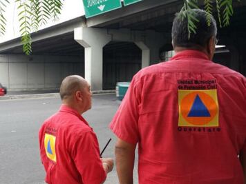 Joven salta de puente