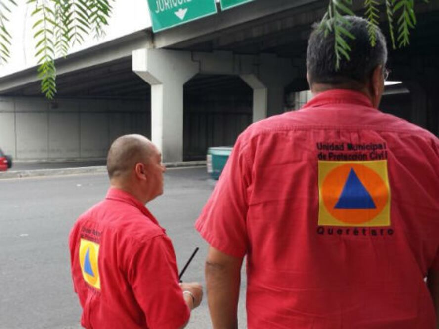 Joven salta de puente