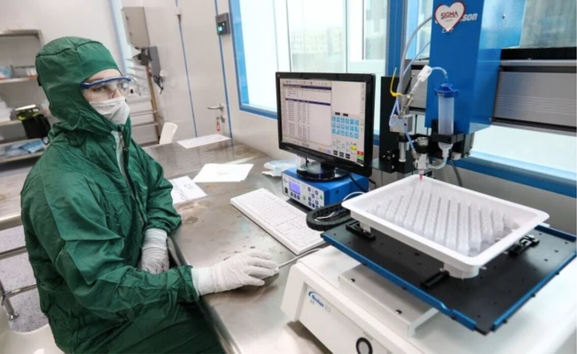 Imagen de un laboratorio en Moscú donde se hacen exclusivamente pruebas en torno al coronavirus. Foto: Kirill Zykov, Moscow News Agency via AP