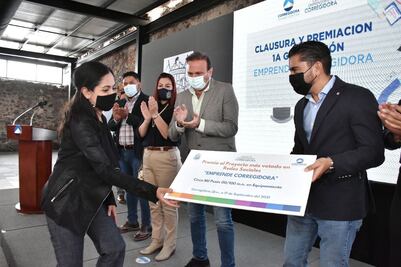 Celebran a graduados de incubadora de empresas